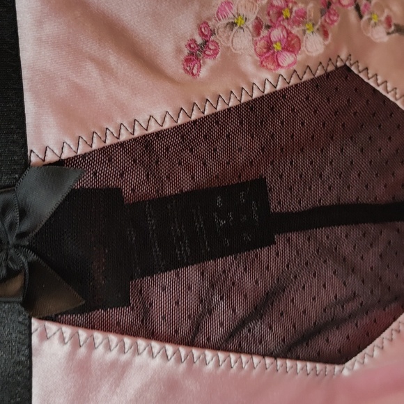 Bedroom Stories garter skirt and bra set - Picture 4 of 9